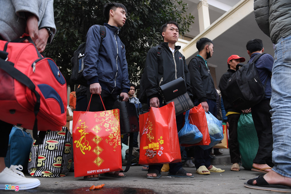 Lỉnh kỉnh tivi, cành đào về quê ăn Tết sau ngày làm việc cuối cùng